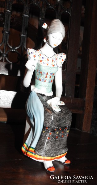 Hollóházi varró nő - kézzel festett porcelán figura