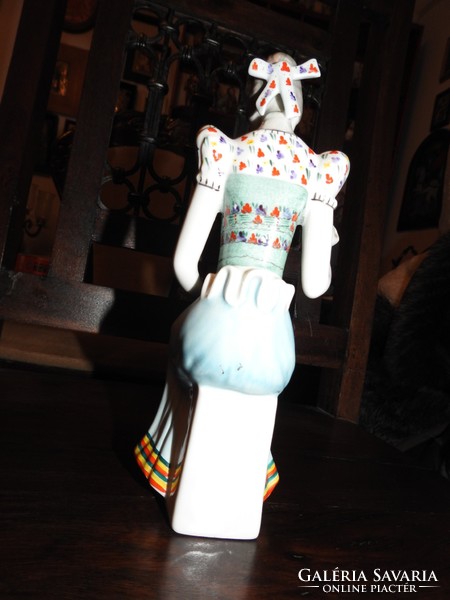 Hollóházi varró nő - kézzel festett porcelán figura