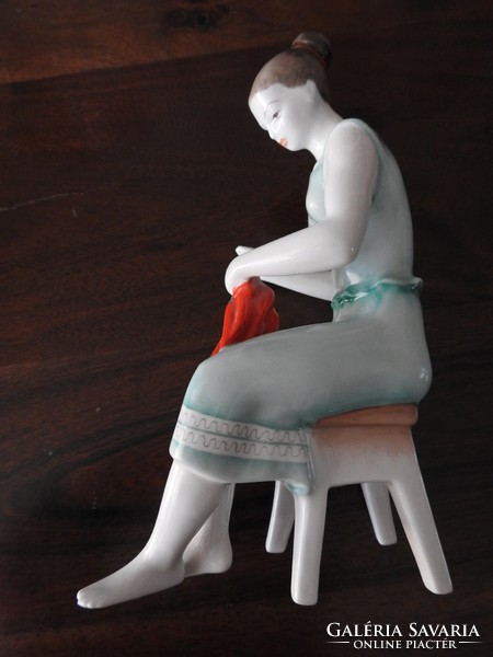 Woman stringing paprika - Grade 1 Hólloháza porcelain sculpture.