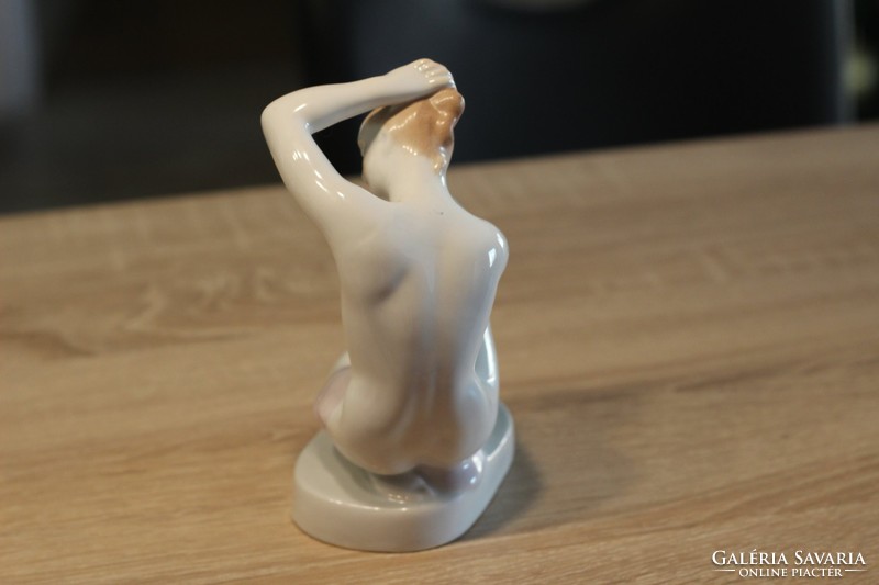 Aquincum Hajmosó meztelen nő porcelán szobor