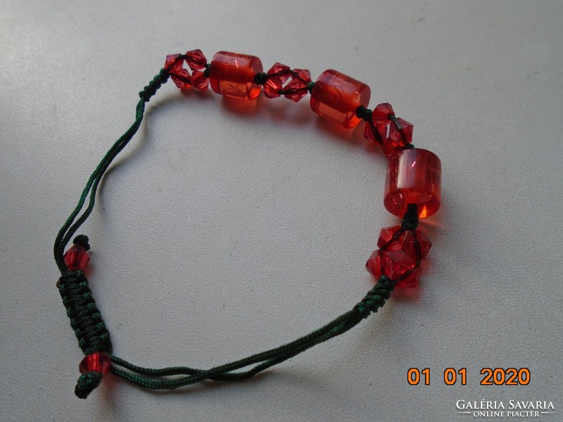Piros ribizli színű üveg gyöngyökből,horgolt zöld fűzővel,karkötő