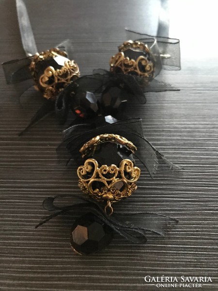 Elegant black necklace and gift bag holder