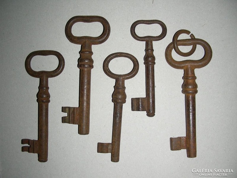 Antik kovácsoltvas kulcs 5 db