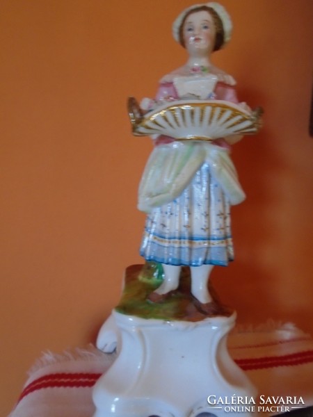 Early passau porcelain on the pedestal of the florist lady, very finely crafted piece museum piece