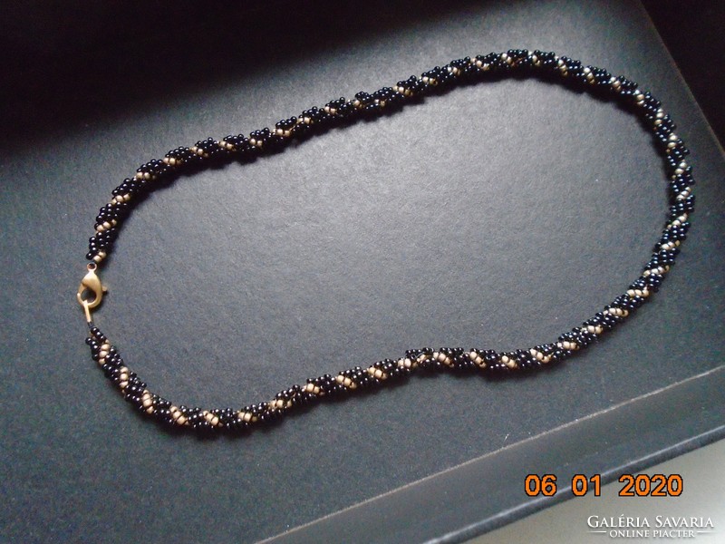 Twisted necklace of gold and black pearls