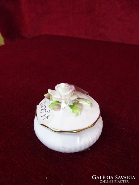 Rose patterned mini jewelry holder with a diameter of 5.7 cm. He has!