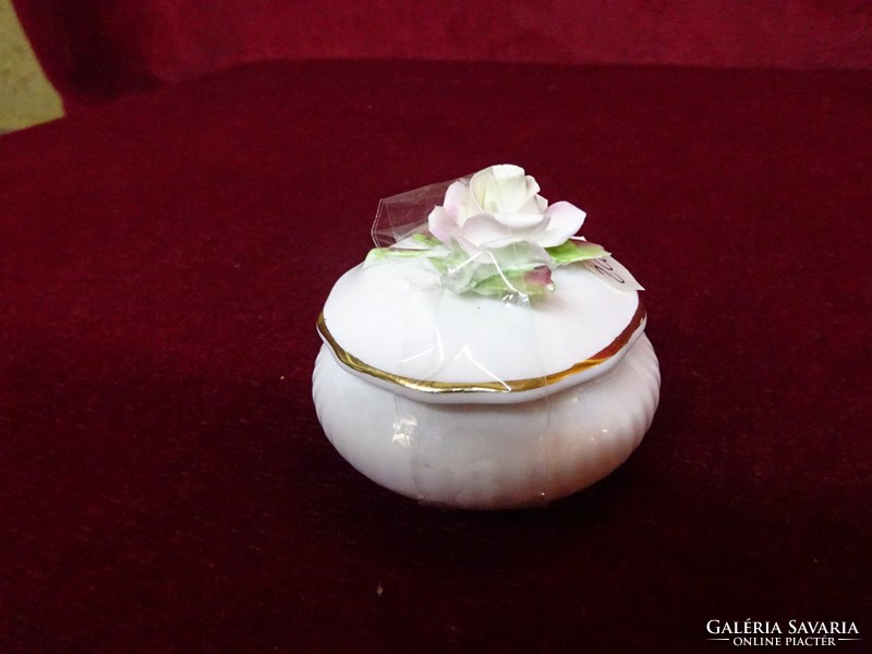 Rose patterned mini jewelry holder with a diameter of 5.7 cm. He has!