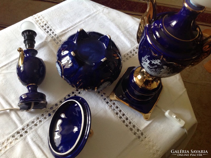 Kobalt kék, olasz porcelán puttós lámpák, asztalközép