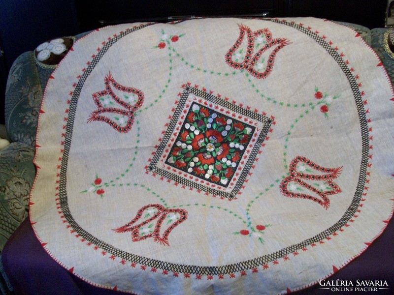 Beautiful large embroidered tablecloth with a diameter of 144 cm