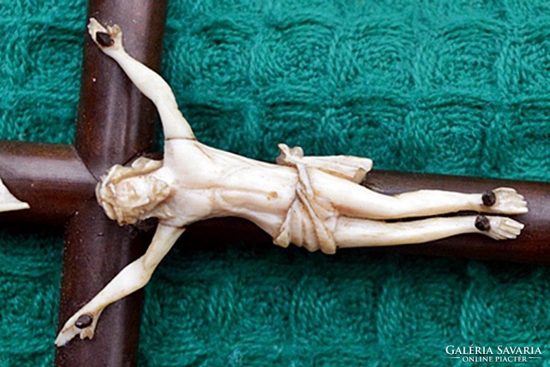 5. Antik, CSONT Jézus Krisztus (6 cm), 27cm talpas feszület, aprólékos, kereszt, korpusz.