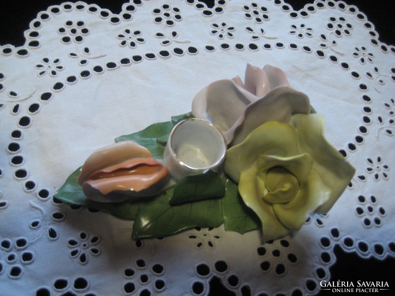 Aqinkumi  rózsás gyertyatartó  a szokásos piciny lepattanásokkal   9  x 14 cm