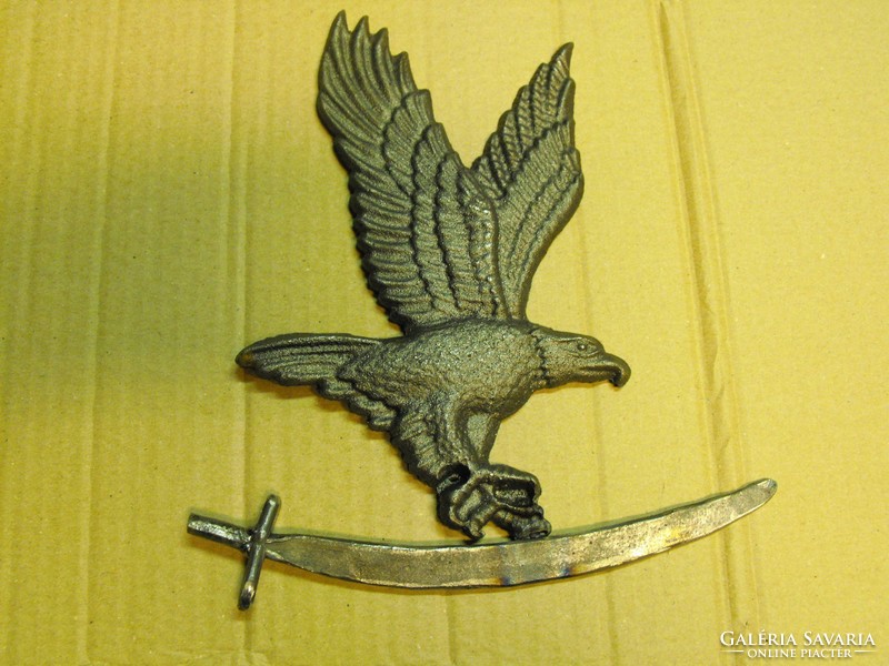 Kovácsoltvas Turul Egyedi kézműves kemence dísz címer Sas kard al címer re kapura
