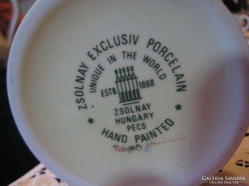 Zsolnay  kézi festésű váza  , plasztikus mintával    , 28 cm