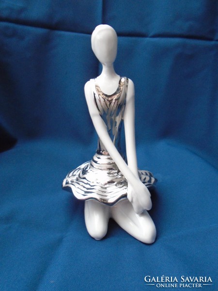 Beautiful limited edition marked ballerina lady faceless porcelain ballerina!