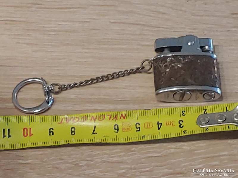 Self-collecting keychain