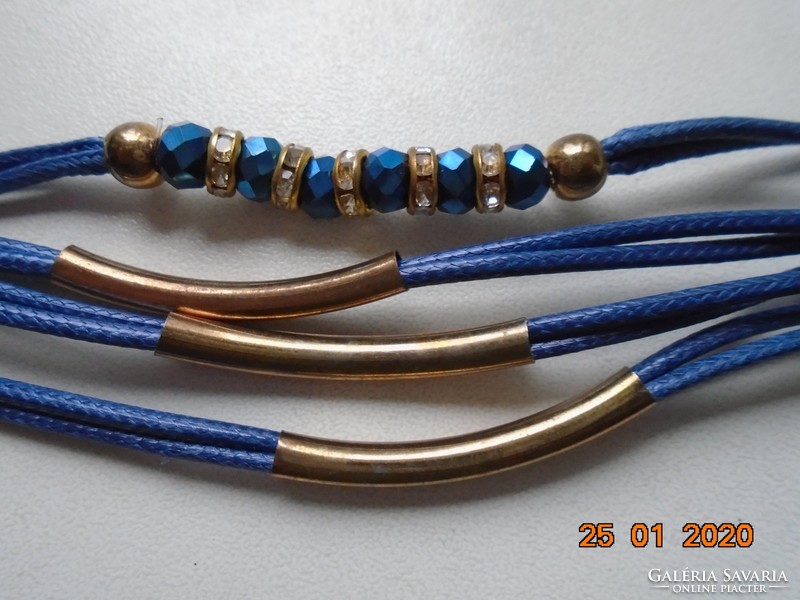 Aranyozott foglalattall,színjátszó kék kövekkel és Swarovski kristályos fém gyöngyökkel,karkötő