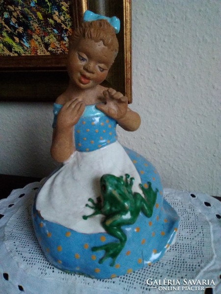 Butcher's gauze: a girl with a frog ceramic sculpture, one of the early pieces!