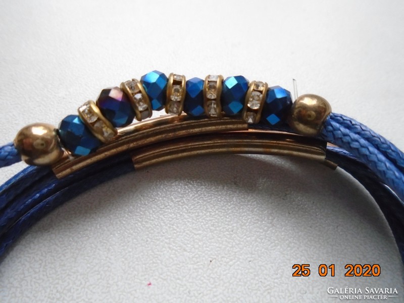 Aranyozott foglalattall,színjátszó kék kövekkel és Swarovski kristályos fém gyöngyökkel,karkötő