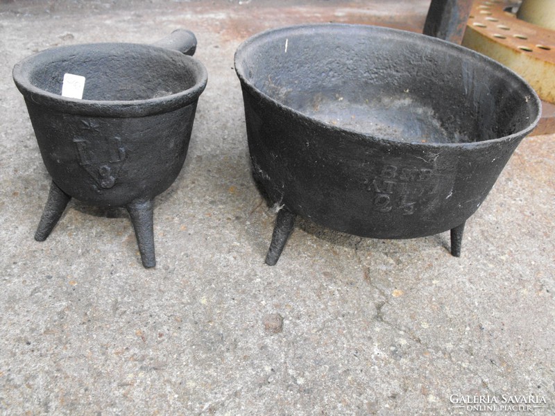 Rare original minimum 200-year-old three-legged 3-foot iron foot cast iron pot
