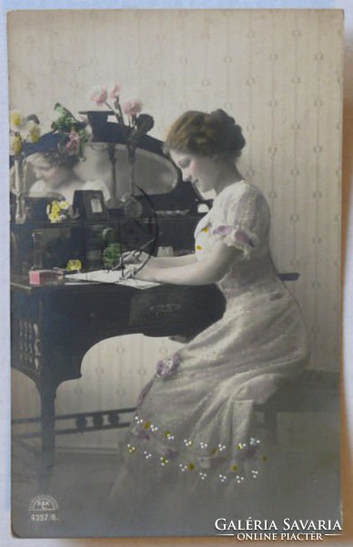 Fotó-üdvözlőlap, 1911: Levelet író hölgy