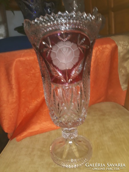 Kristálc vase is large
