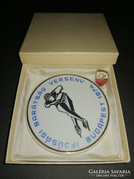 1974 Hollóházi Ifjúsági korcsolyás porcelán plakett tűzzománc gomblyuk jelvénnyel - EP
