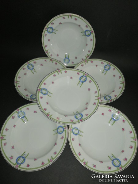 6 pieces of rich porcelain with a special classicist pattern that can be hung on the wall