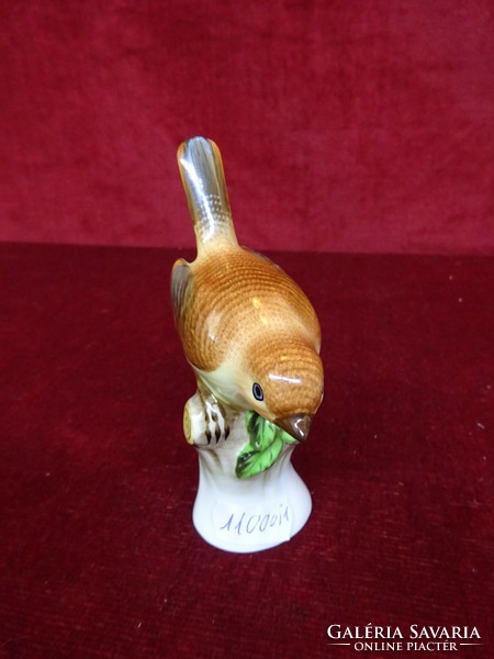 A small bird standing on a Herend porcelain tree trunk, 11 cm high. He has!