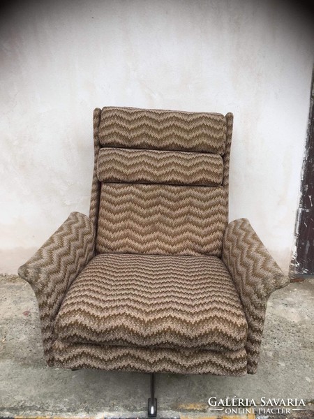 Retro design swivel armchair
