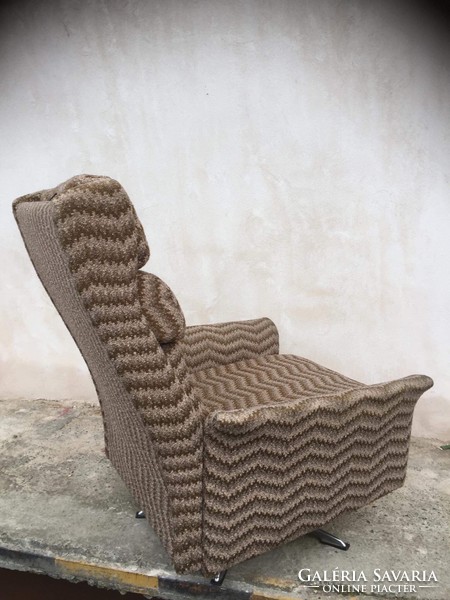 Retro design swivel armchair