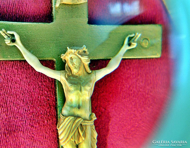 11. Antik CSONT Jézus Krisztus (8.2cm), kereszt, Korpusz, feszület, 21.5 cm keretben!