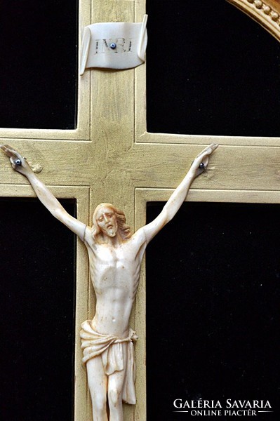 22. Antik CSONT Jézus Krisztus (12 cm), kereszt, Korpusz, feszület, 34 cm-es fakeretben.1780.