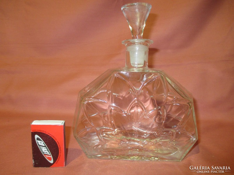 Szép parfümös üveg levél mintával, palack üvegdugóval