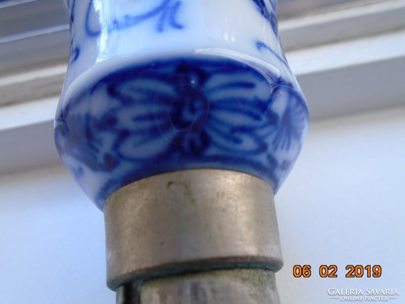 19 Sz painted in cobalt blue under Meissen glaze, marked with very rich patterns, salt shaker, alpaca head
