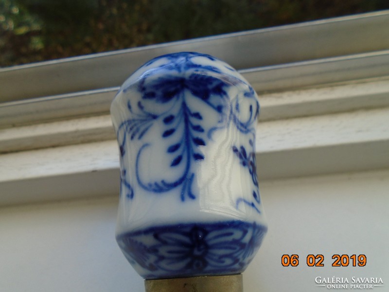 19 Sz painted in cobalt blue under Meissen glaze, marked with very rich patterns, salt shaker, alpaca head