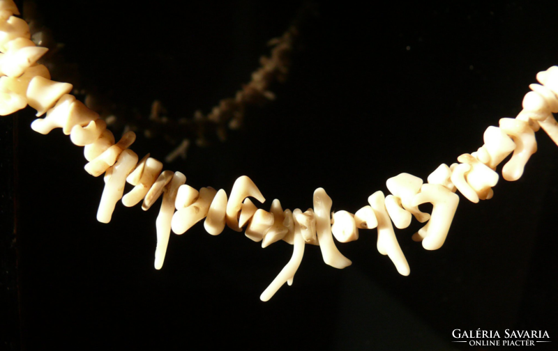 Krémfehér ágas korall nyaklánc, fonalszerelékkel, hossza: 52 cm