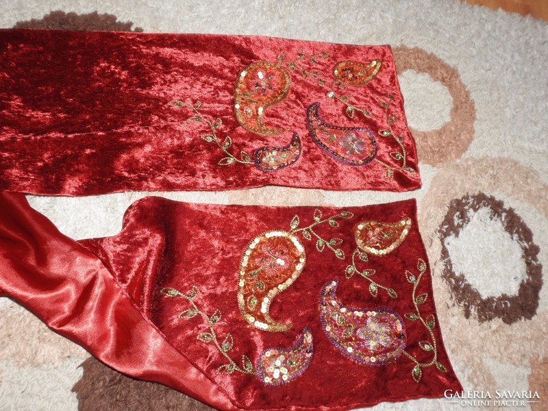 Velvet - decorative scarf or decorative tablecloth sewn with sequins - who uses it for what...