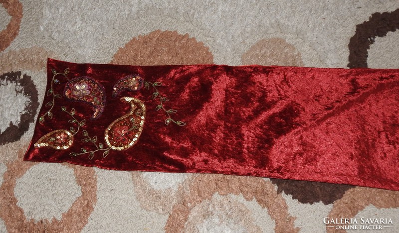 Velvet - decorative scarf or decorative tablecloth sewn with sequins - who uses it for what...
