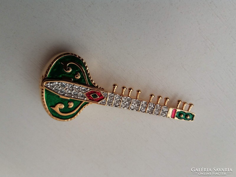 Brooch pin embellished with gold-plated fire enamel and small white polished stones