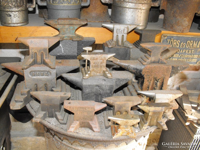 Antik 19db öntöttvas kovács mester üllő gyűjtemény  kovácsoltvas céh reklám cégér