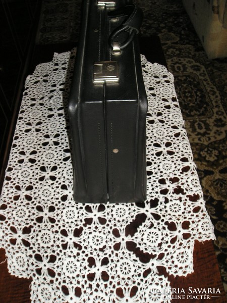 Kézitáska, kisbőrönd - 45 x 33 x 18 cm.
