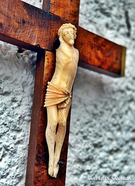 29. Antique, bone of Jesus Christ torso 9.5 Cm, hardwood cross. ~ 1780.
