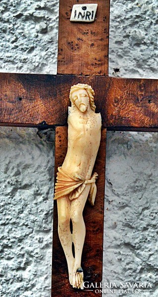 29. Antik csont Jézus Krisztus torzó 9.5 cm, fa kereszt, korpusz, feszület ~ 1780.