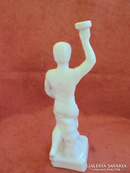Ritka hollóházi Olimpiai lángot tartó porcelán szobor