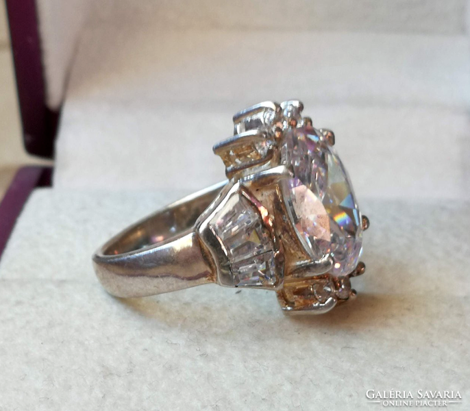 Romantikus ezüst gyűrű ragyogó ékkövekkel