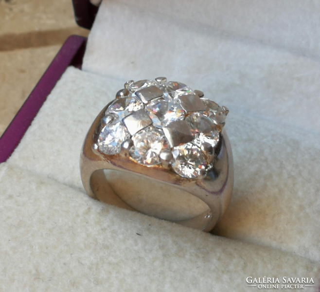 Modern silver ring with brilliant gemstones