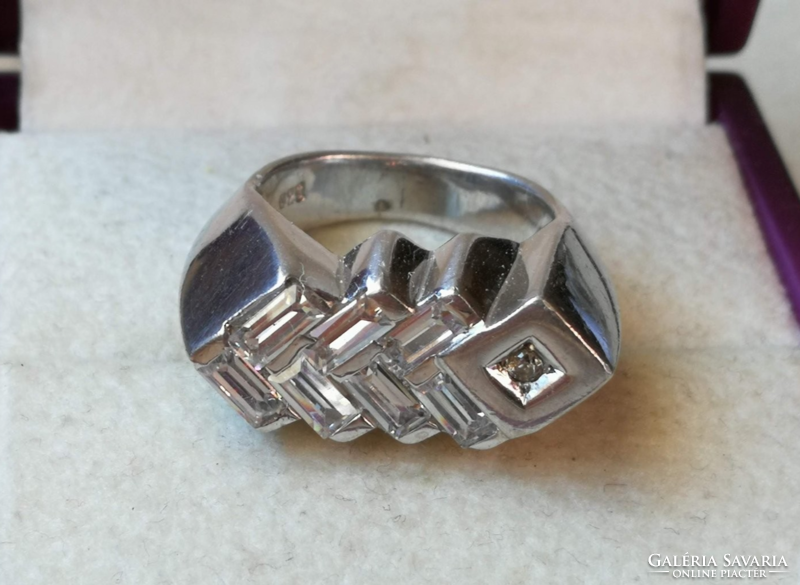 Modern, különleges kialakítású ezüst gyűrű ragyogó ékkövekkel