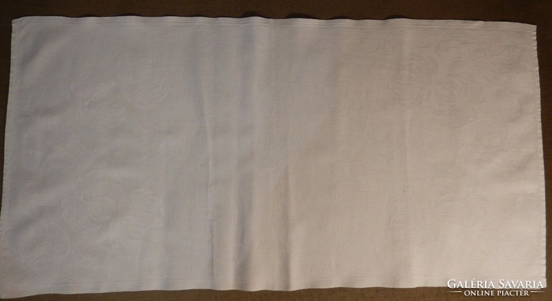 Öt (+1) darab fehér, damaszt terítő, asztali futó; 140 x 160 cm