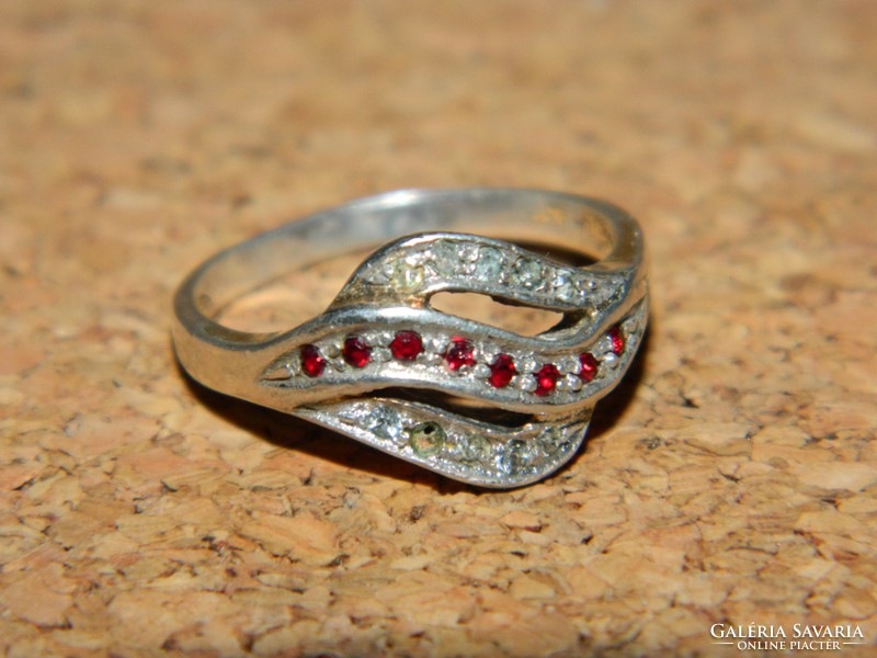 Jelzett ezüst köves gyűrű.