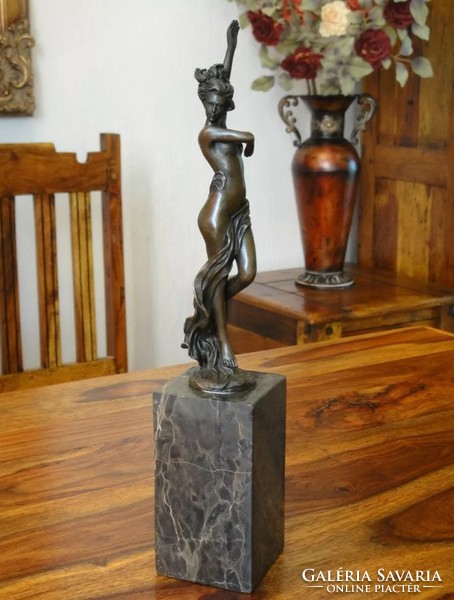 Female nude bronze statue